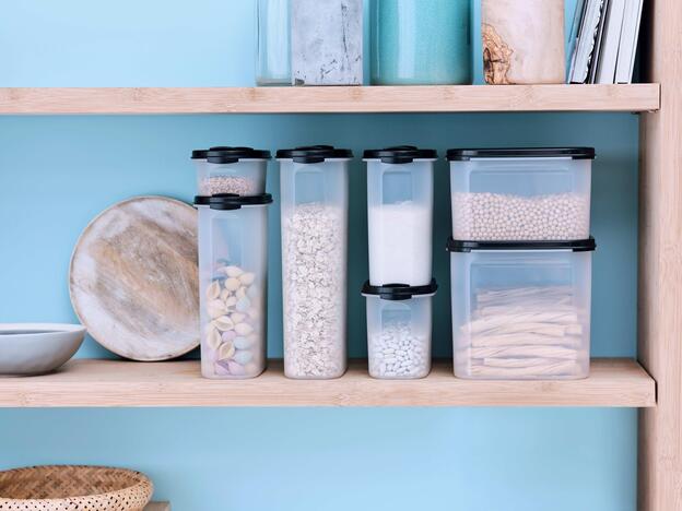 Tupperware S.S OVAL & SQ SET (7) Gefüllte Vorratsdosen im Schrank sorgen für Übersicht und Ordnung